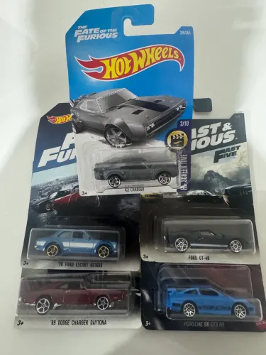Lote com 65 unidades de Hotwheels 38 no blister 27 fora