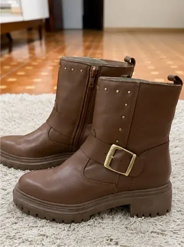Bota Constance Marrom Tratorada com Fivela Nova