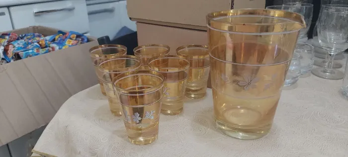 Conjunto antigo de copos para licor com jarra