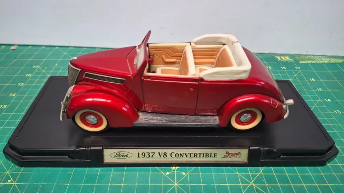 Miniatura Ford 1937 V8 conversível escala 1/18 