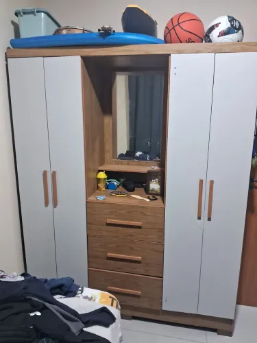 Vendo guarda roupa 4 portas com espelho