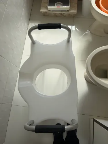 Assento sanitário elevado com barra apoio lateral ajustável