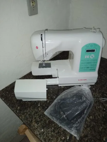 ? Máquina de costura Singer Starlet 6660