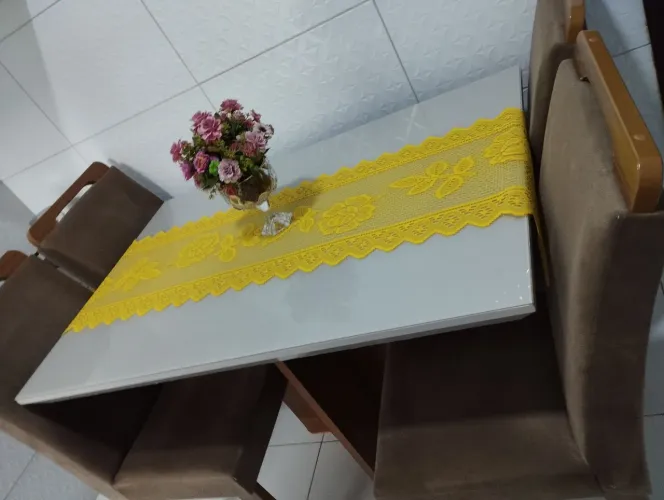 Jogo de mesa com quatro cadeiras acolchoadas