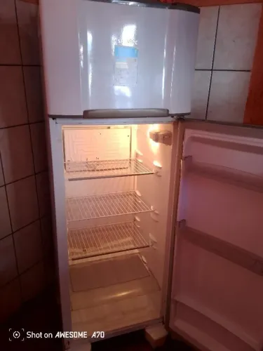 Vendo uma geladeira - 350 reais  (não faço entrega)