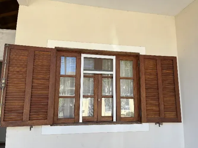 Janela com veneziana vidro e grade