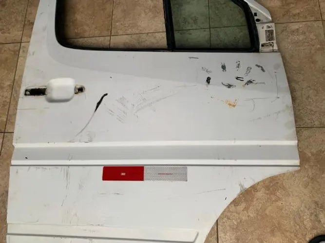 Porta dianteira lado direito mercedes sprinter