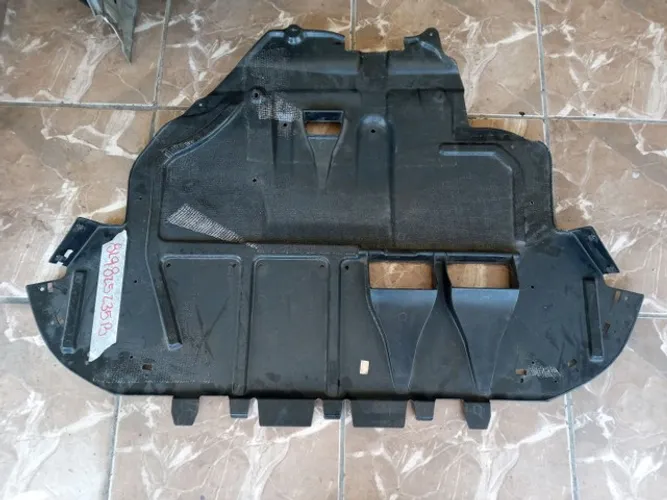Protetor do Carter Audi  (8L9 825 235 B)