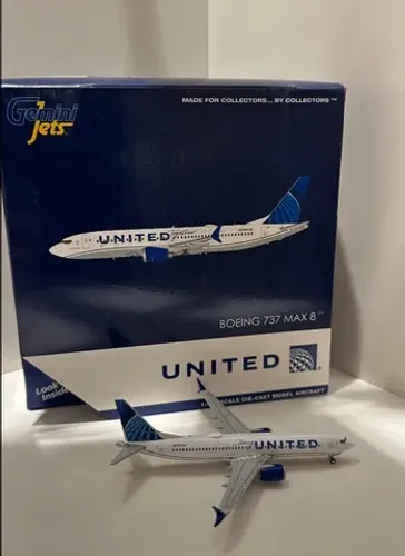 Miniatura Gemini Jets 1:400 United Airlines Boeing 737 MAX 8 "Being United"