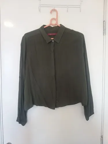 Camisa cropped verde militar
