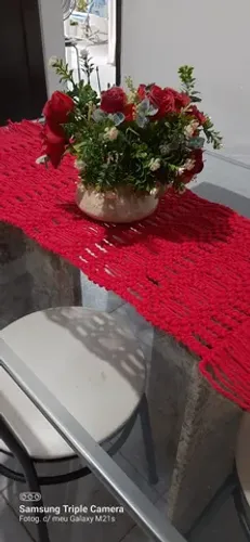 Trilho de mesa vermelho em macrame