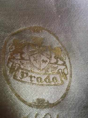 Boina Vermelha Prada