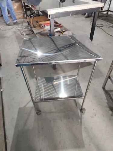 Mesa auxiliar inox com rodízios em PVC preto, robusta e prática