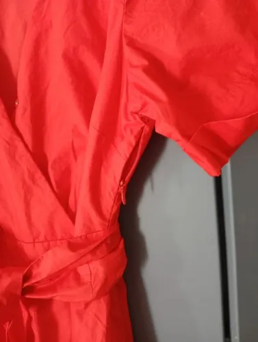 Vestido MIDI marca a.brand com leve abertura na frente e forrada