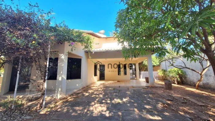 Casa com 3 dormitórios para alugar, 155 m² por R$ 4.650,22/mês - Plano Diretor Sul - Palma