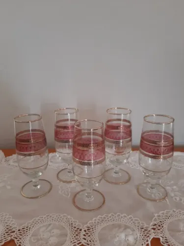 Taças para cerveja com friso dourado e vinho