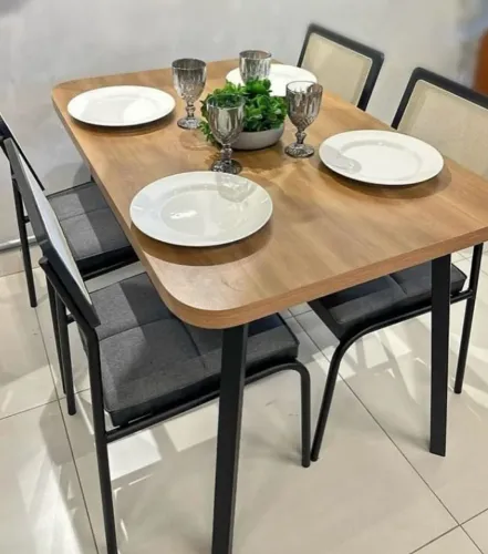 Mesa de jantar tampo Bp estrutura aço inoxidável 