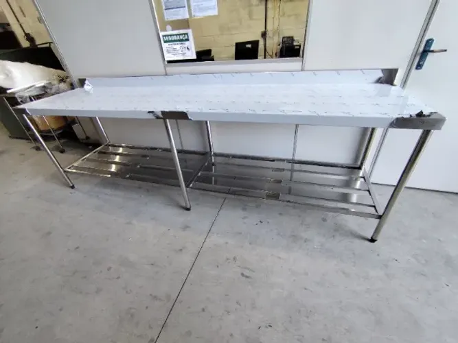 Bancada em Aço Inox 1,80m x 0,70m, Prateleira Gradeada, Tampo 22#, Estrutura Robusta