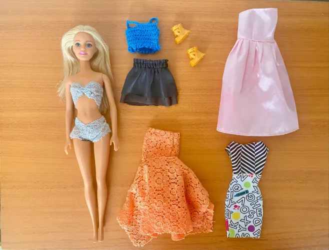  Barbie- Kit boneca + Roupinhas 