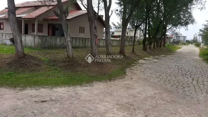 Ampla Casa de Esquina Próxima à Praia de Itapirubá Sul, Imbituba, SC