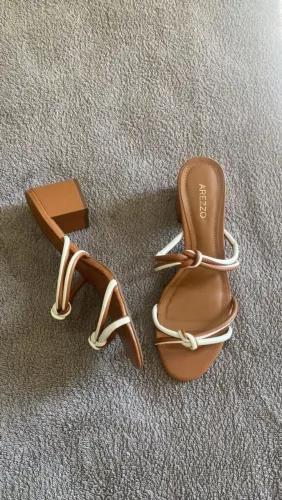 Sandália Arezzo com detalhes em branco