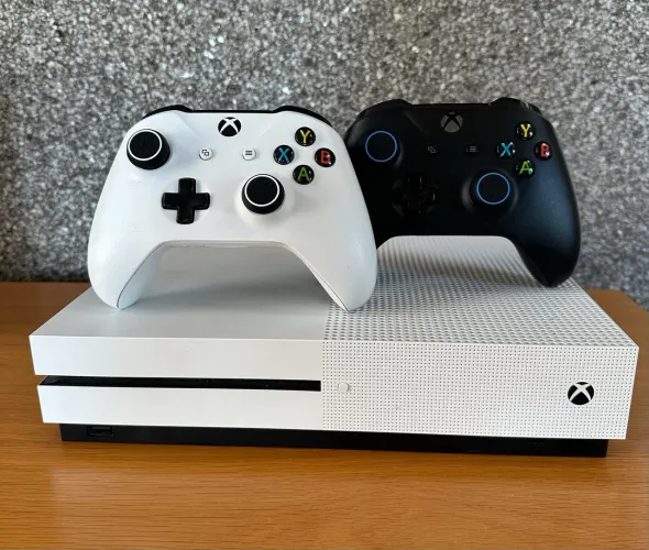 Xbox One S, com 2 controles, EXCELENTE!