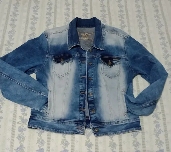 Jaqueta jeans com Lycra,com bolsos internos .