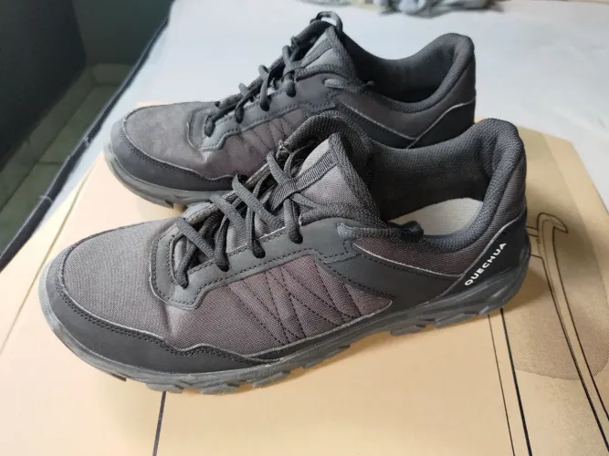 Tenis trekking Quechua low, tamanho 40.
