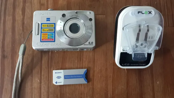 Leia Descrição! Vendo Câmera Sony Cyber-shot DSC-W50 + Cartão de Memória Sony 1Gb