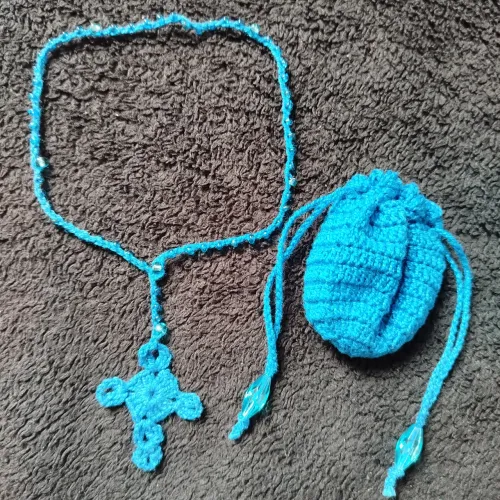 Terço em mini crochê e miçangas 
