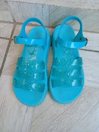 Duas Sandálias infantil com glitter (nas cores Azul e Vermelha)