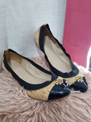 Sapatilha bicolor Tory Burch bico redondo