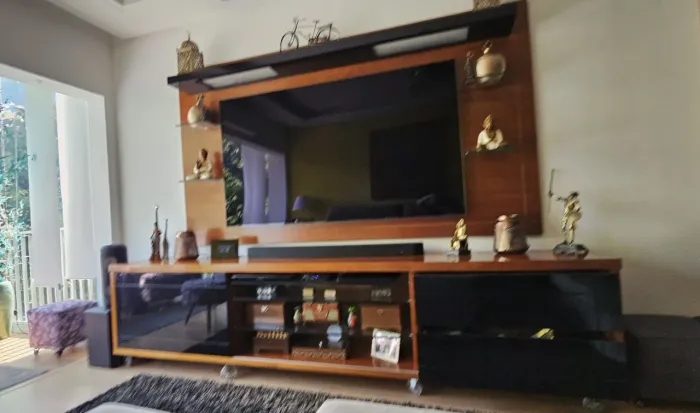 Rack com painel (Home Theater) de madeira, alto padrão 
