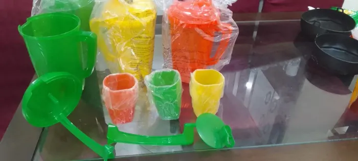 Jarra com Mexedor Embutido + Copos | NOVOS | Material Durável 