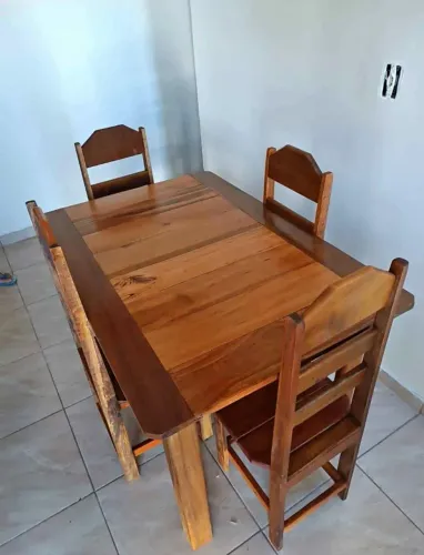 Mesa de Jantar de Madeira Rústica com 4 Cadeiras