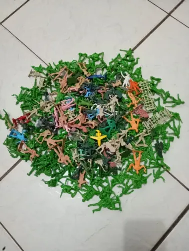 300 Soldadinhos de Plástico