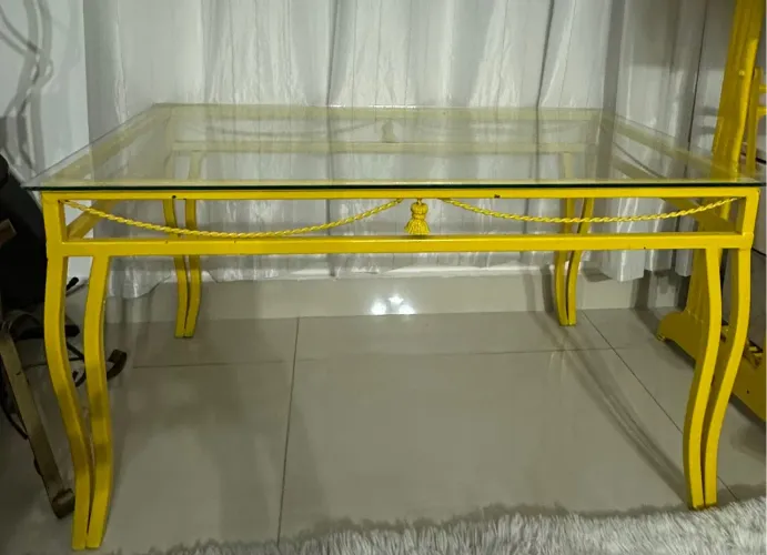 Mesa de centro em ferro amarelo com tampo de vidro