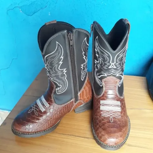 Bota de Couro Infantil Masculina.