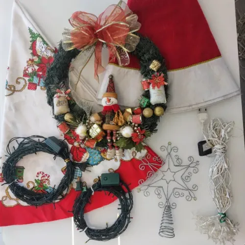 Kit Enfeites de Natal - 3 piscas, Guirlanda, Toalha de Mesa, Saia Pinheirinho e Ponteira