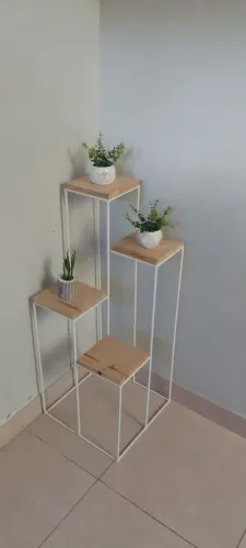 Prateleira de Canto em Metal para Plantas