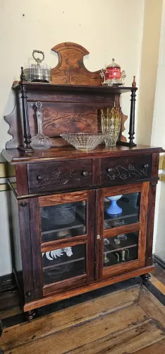 Móveis antigos, balcão louceiro antigo, antiguidades