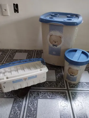 Caixa organizadora, cesto de roupa e cesto de lixo