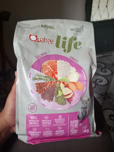  1kg de ração Quatree Life para gatos filhotes, sabor salmão e arroz.