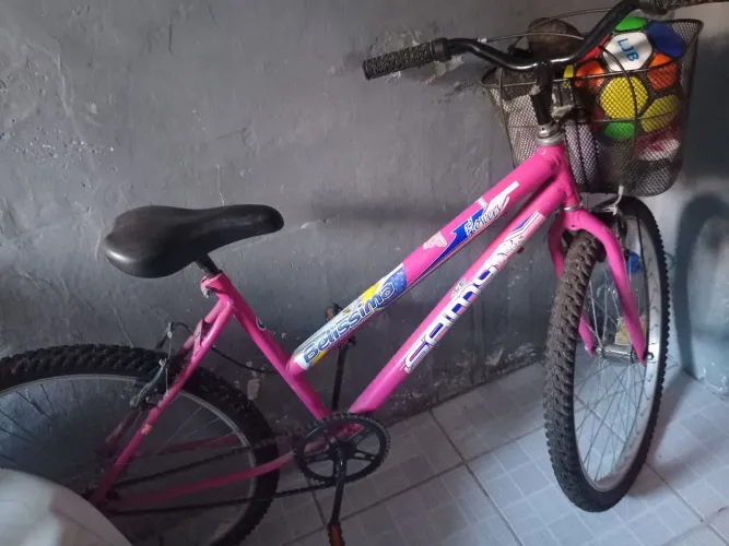 Vendo uma bicicleta roxa feminina