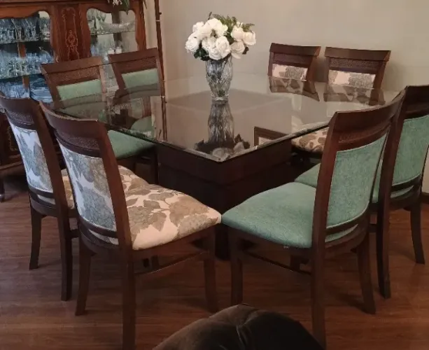 Mesa de jantar quadrada com 8 cadeiras