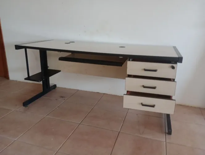 MESA DE COMPUTADOR COM ESPAÇO PARA CPU IMPRESSORA E MUITO MAIS TEM 3 GAVETAS CHAVEADAS