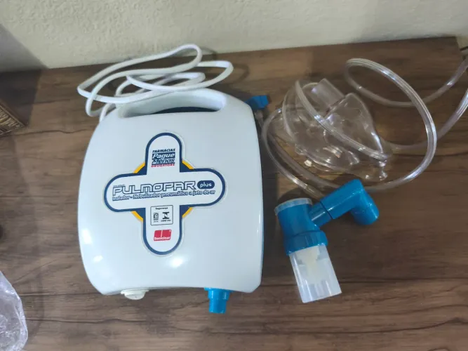 Inalador e nebulizador pneumático a jato de ar