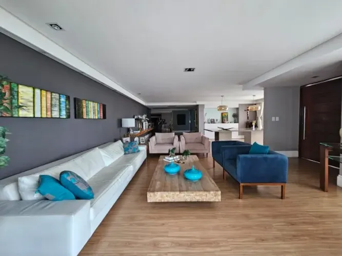 Amplo Apto de luxo c/ 385m2, 4 Suítes, 6 varandas e vista p/ o mar!