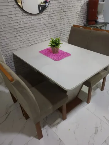 Mesa de jantar com 04 cadeiras.