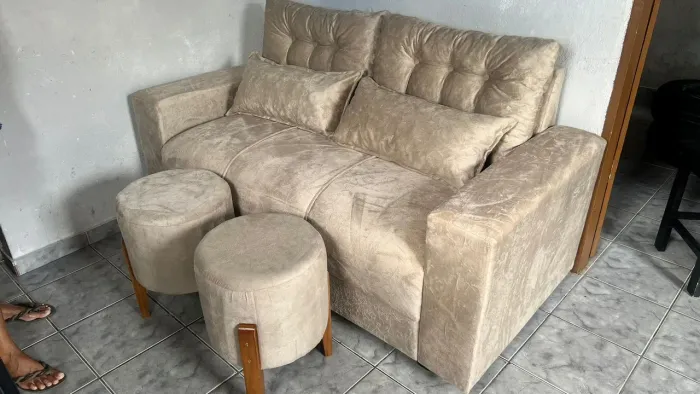 Sofá 3 lugares com 2 puffs retrô.